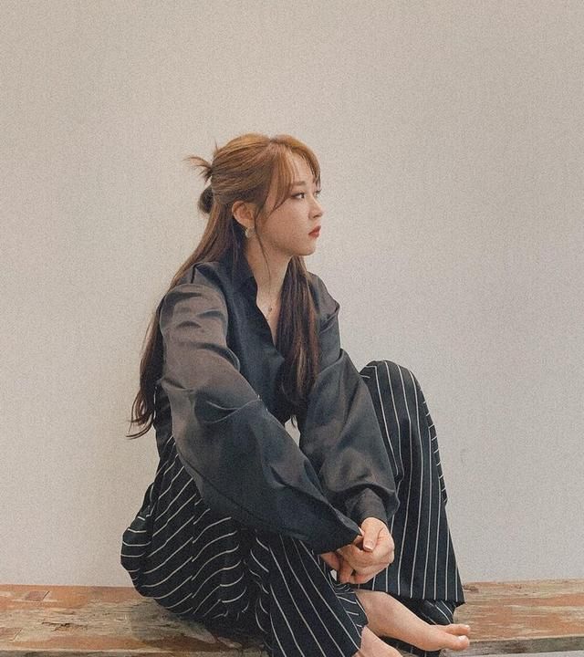 文星伊的7个造型,会让你为这位k-pop酷女孩着迷|文星|造型|服装_新浪