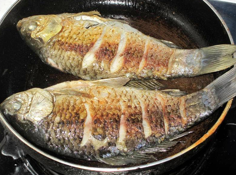 煎鱼时不能直接下锅煎多做这1步鱼不粘锅不破皮