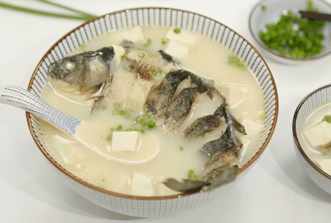 炖鱼汤,这2种料不能加!大厨教你4个技巧,汤奶白香浓!