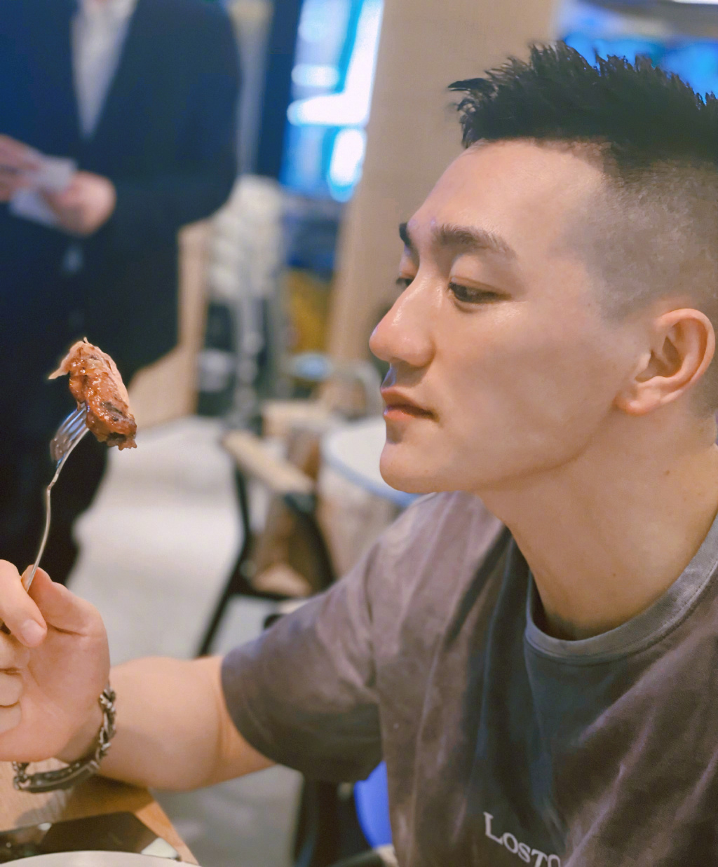 张馨予结婚纪念日晒军人老公同时为其庆祝生日何捷侧颜超帅气