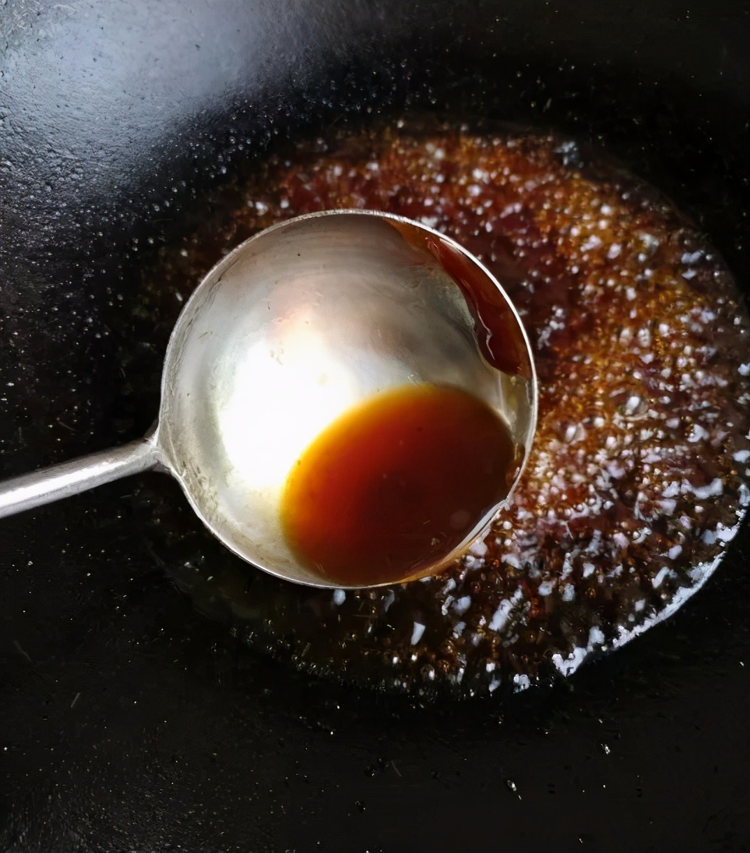 炒糖色第1步不是直接加冰糖多做1步色红亮诱人