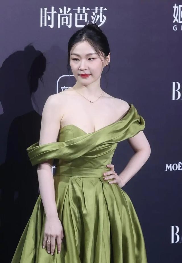 别因为金靖的模样忽略她的身材当她穿露肩礼服走红毯曲线真美