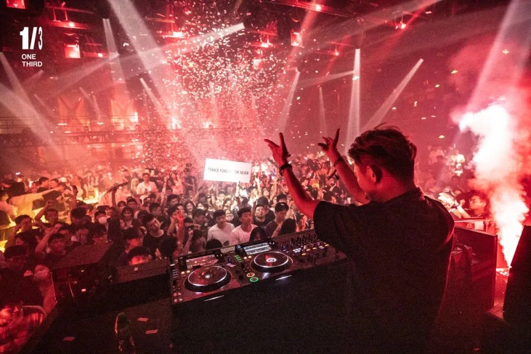 虽然同是13旗下夜店,但ot风格跟十三还是不太一样,整体走工业风的装修