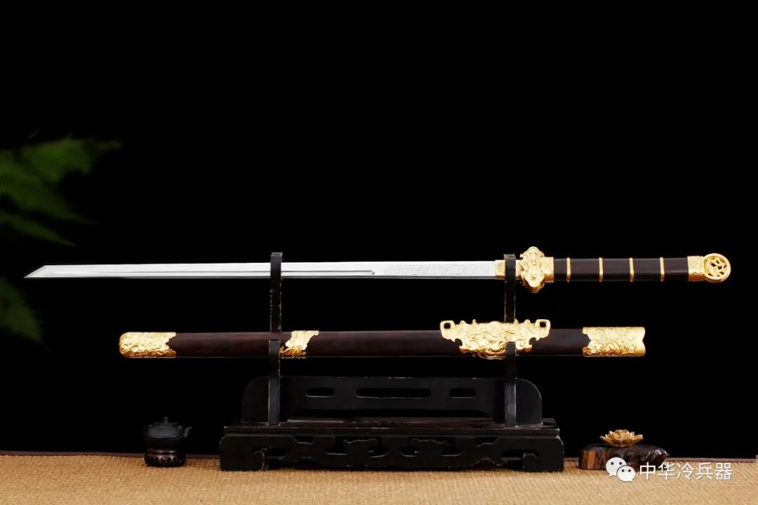 尉迟真金手中的极品宝刀精美霸气的大夏龙雀刀