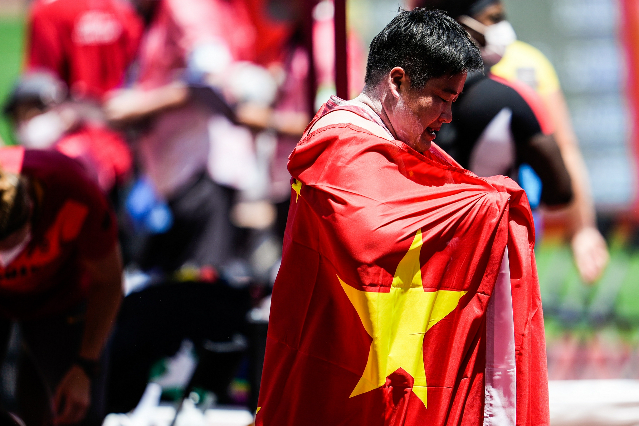 巩立姣身披国旗.