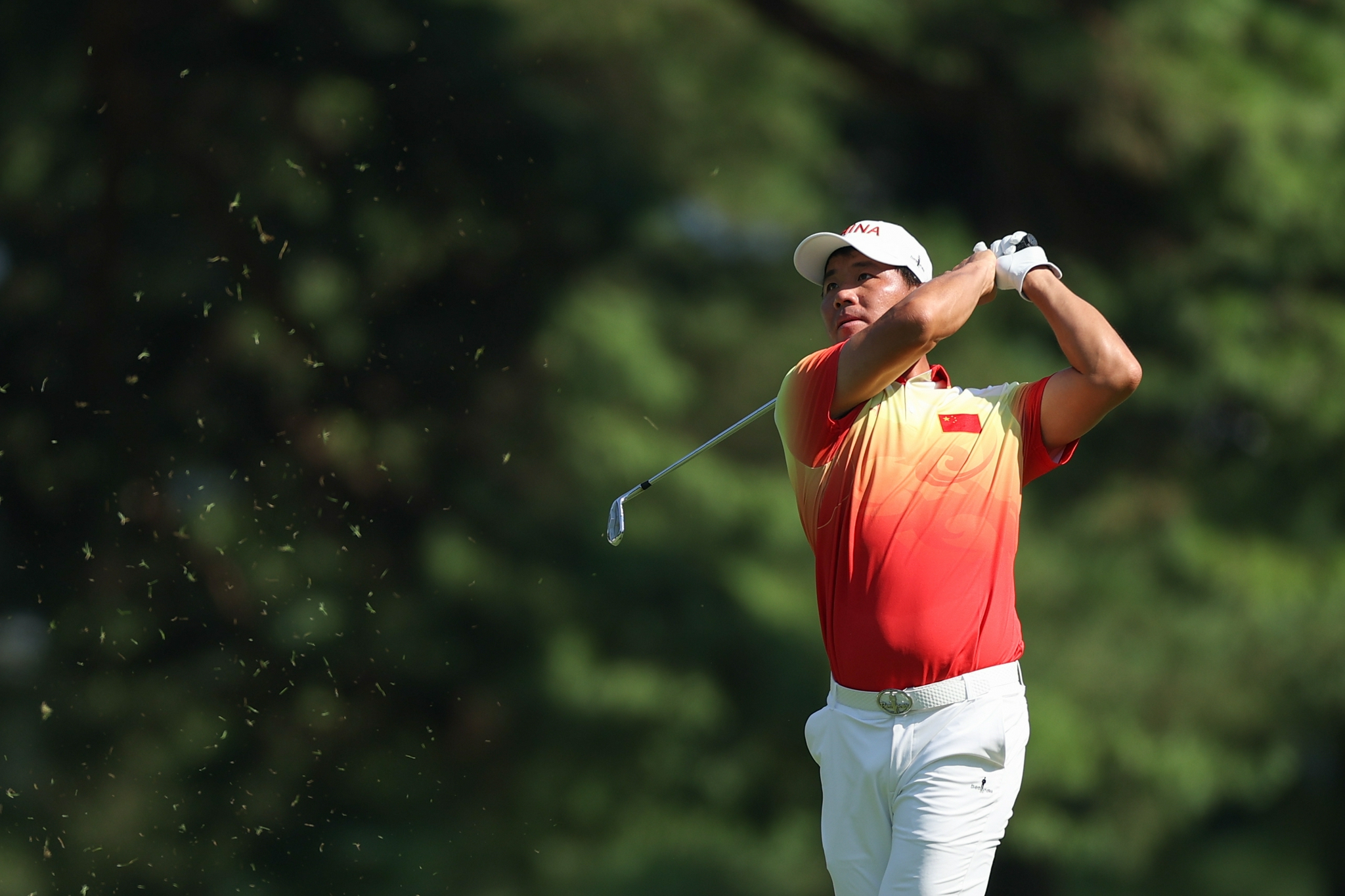 8月1日,中国选手吴阿顺在比赛前挥手致意.新华社记者 郑焕松 摄