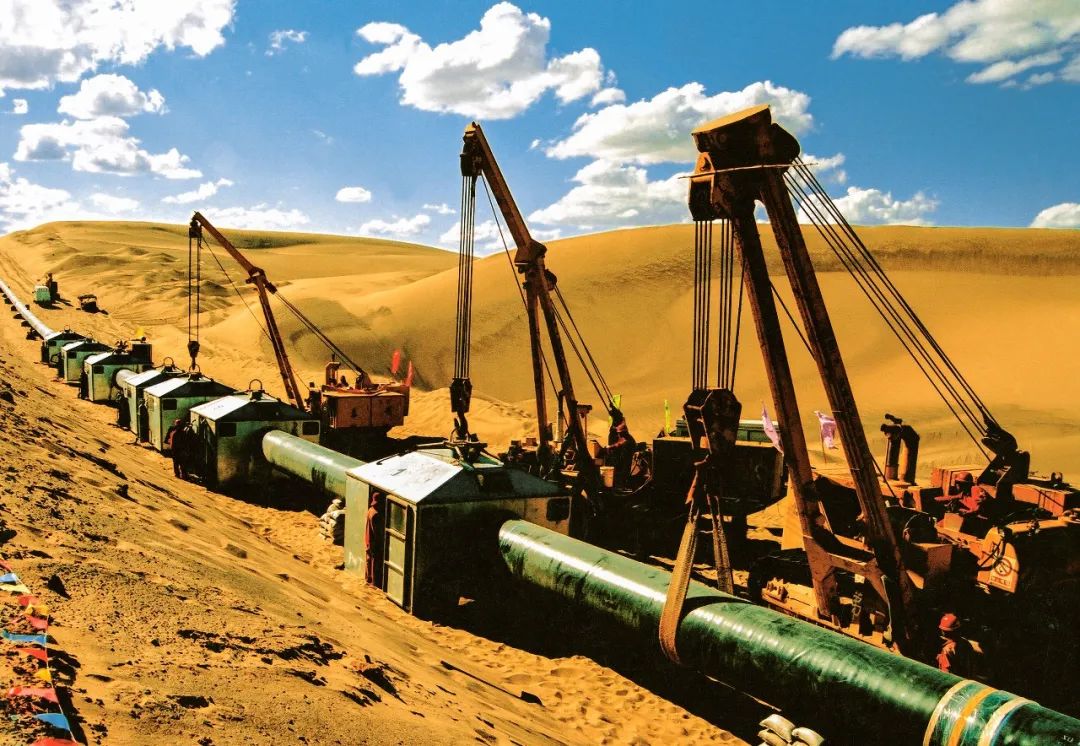 沙漠地区管道敷设/供图 国家石油天然气管网集团有限公司西气东输分