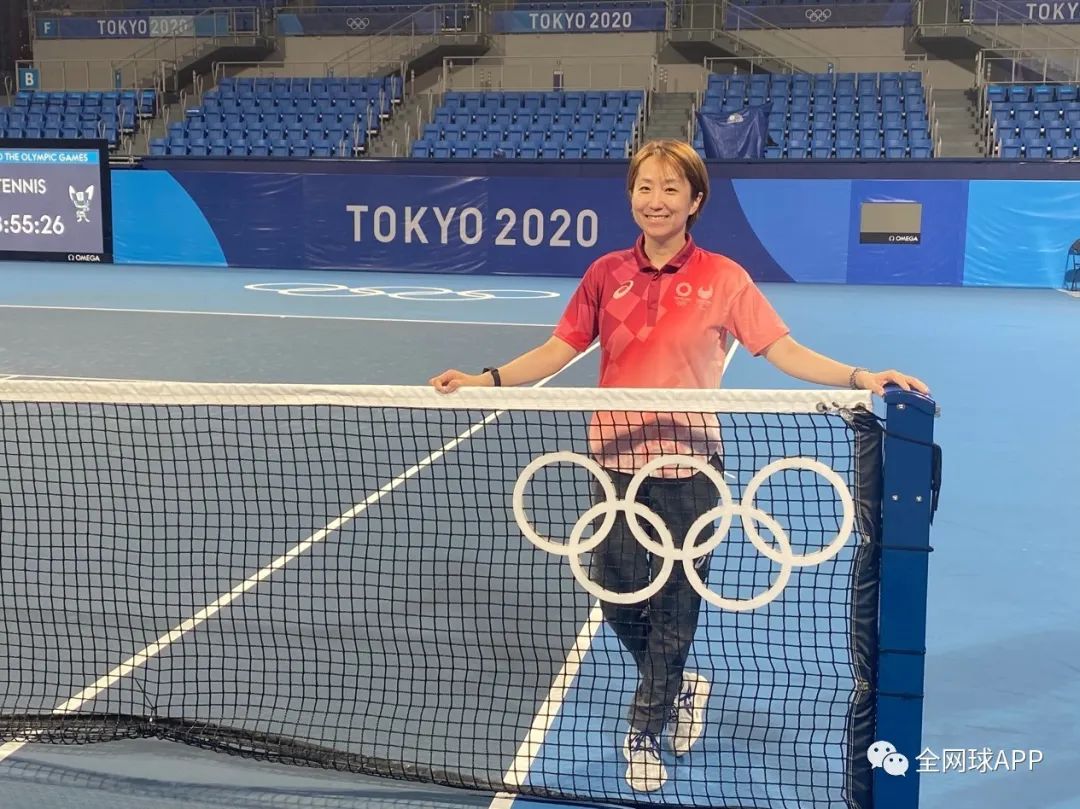 王玉瑾和黄珊在第一天工作时被要求全程戴口罩,因为东京的天气实在是