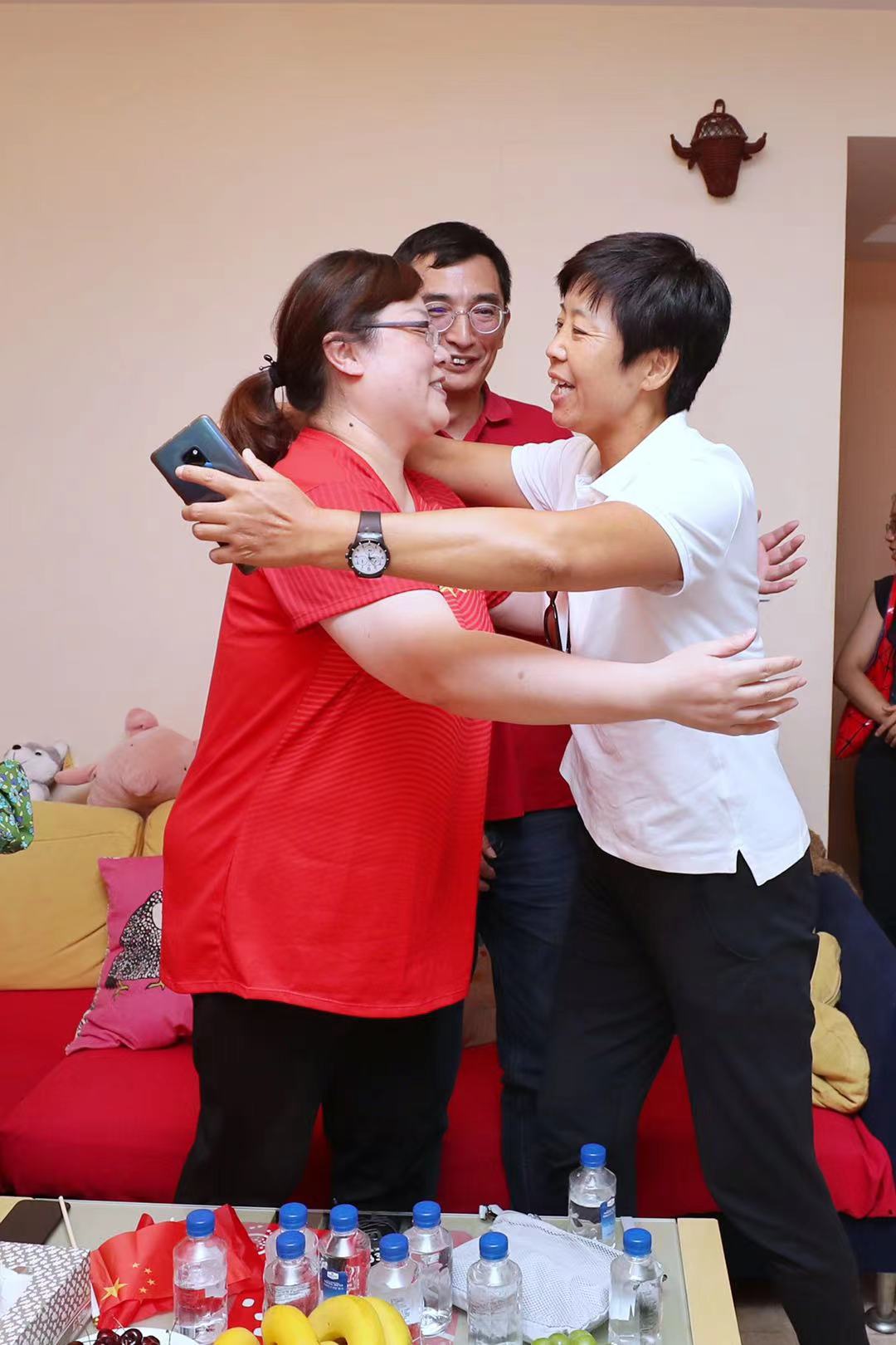 宋佳媛父母和启蒙教练王芳拥抱。