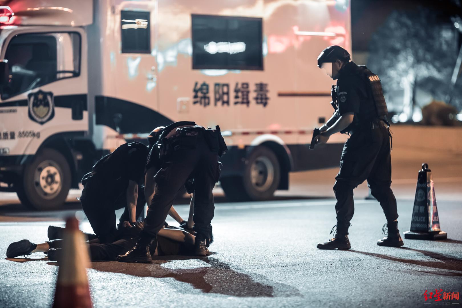 脱下军装穿上警服 他19年参与抓获400多名毒贩,缴获毒品300多公斤