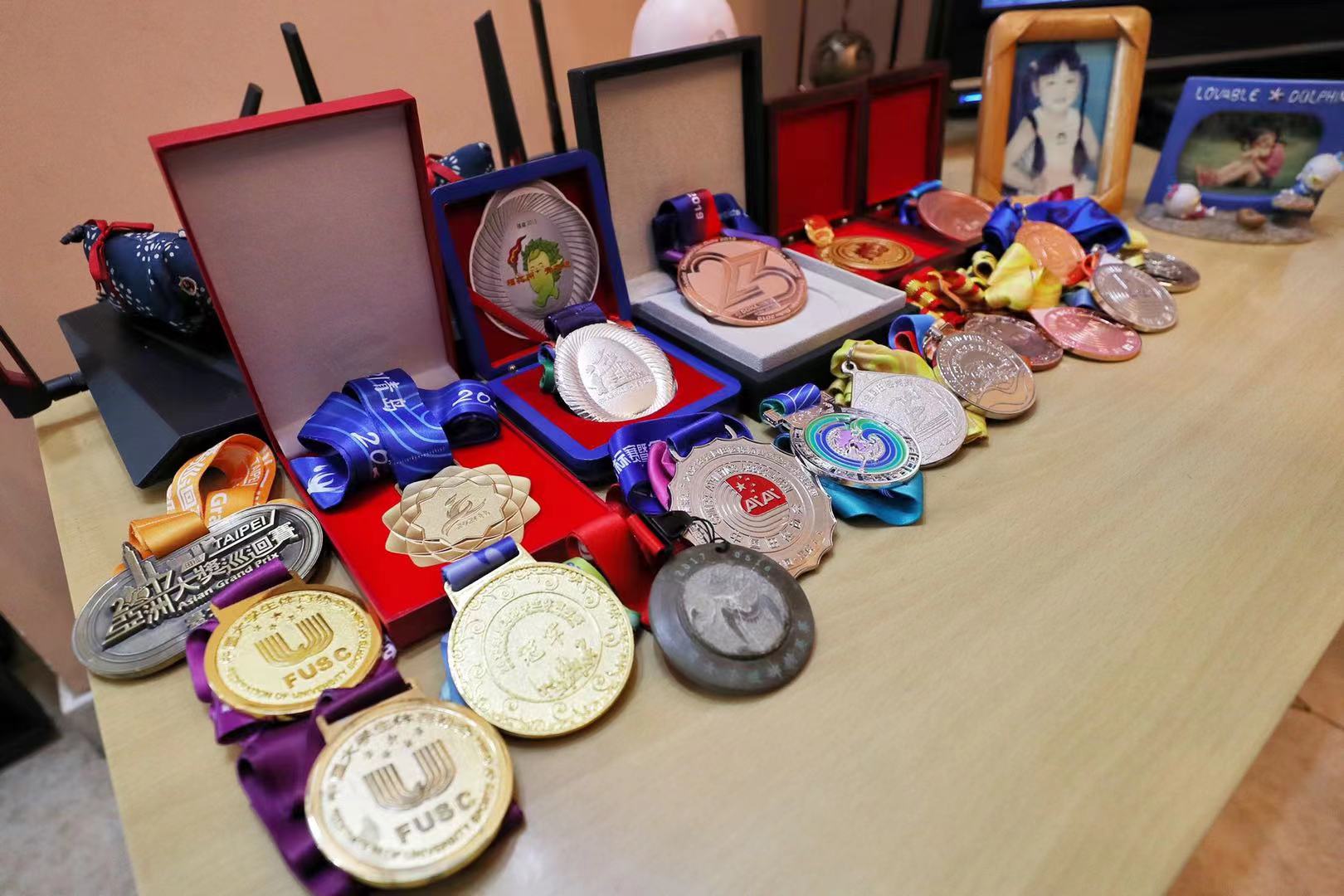 宋佳媛获得的各种奖牌。
