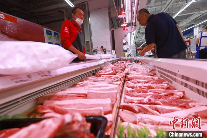 资料图：山西太原一超市，消费者在选购猪肉。中新社记者 张云 摄