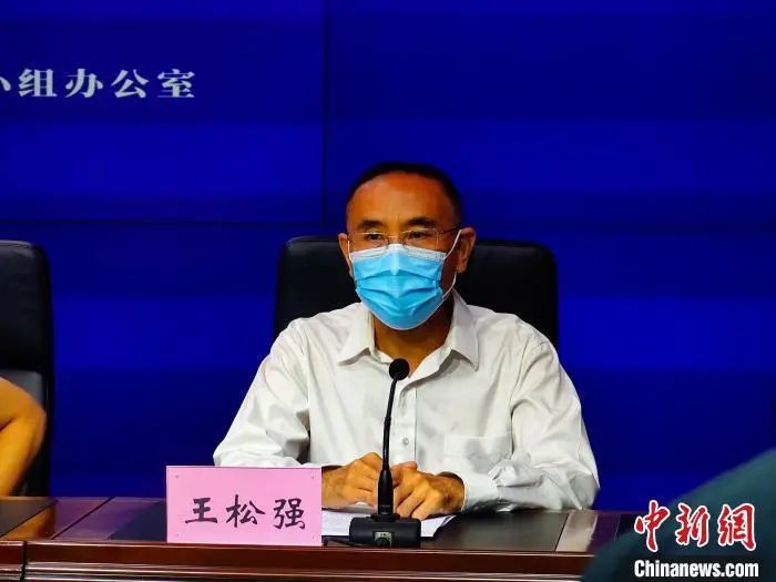 图为郑州市疾控中心主任王松强在新闻发布会上。阚力 摄