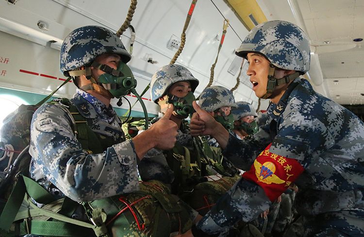 投放员为伞兵加油鼓劲.