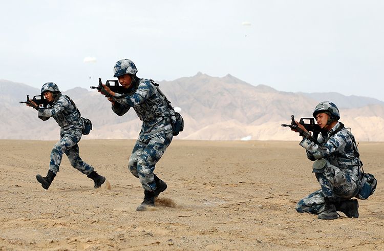 庆"八一"|高原精准突击!空降兵某旅组织新型伞空降空投训练
