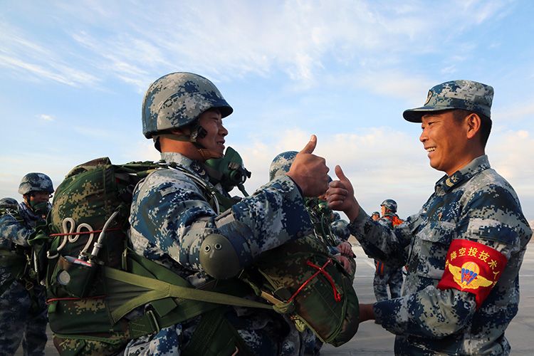 庆"八一"|高原精准突击!空降兵某旅组织新型伞空降空投训练