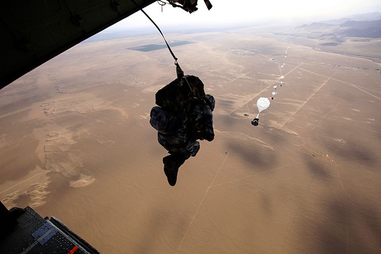 空降兵某旅组织新型伞空降空投训练