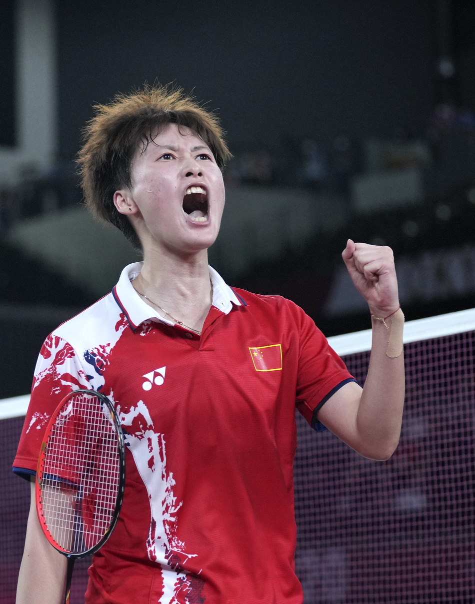 决战东京战况陈雨菲跪地庆祝首夺奥运羽球女单冠军