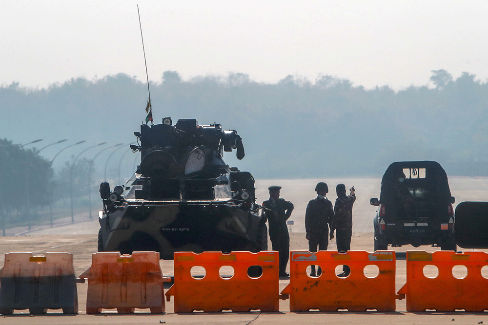 当地时间2021年2月2日，缅甸内比都，缅甸军方设置路障，封锁通往议会的道路。澎湃影像 图