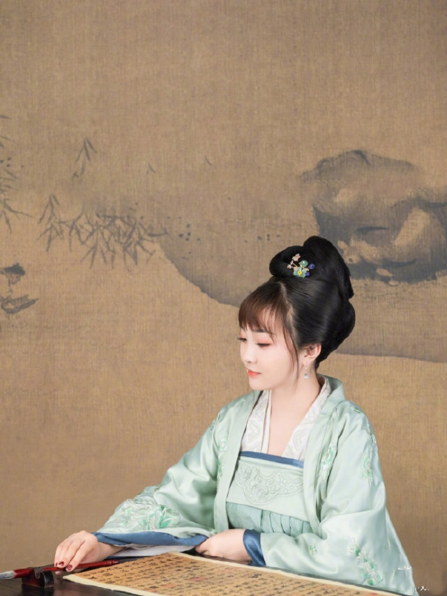 照片中,林妙可或梳着双丸子头,穿着黄色上衣与半裙古装,十分可爱;或