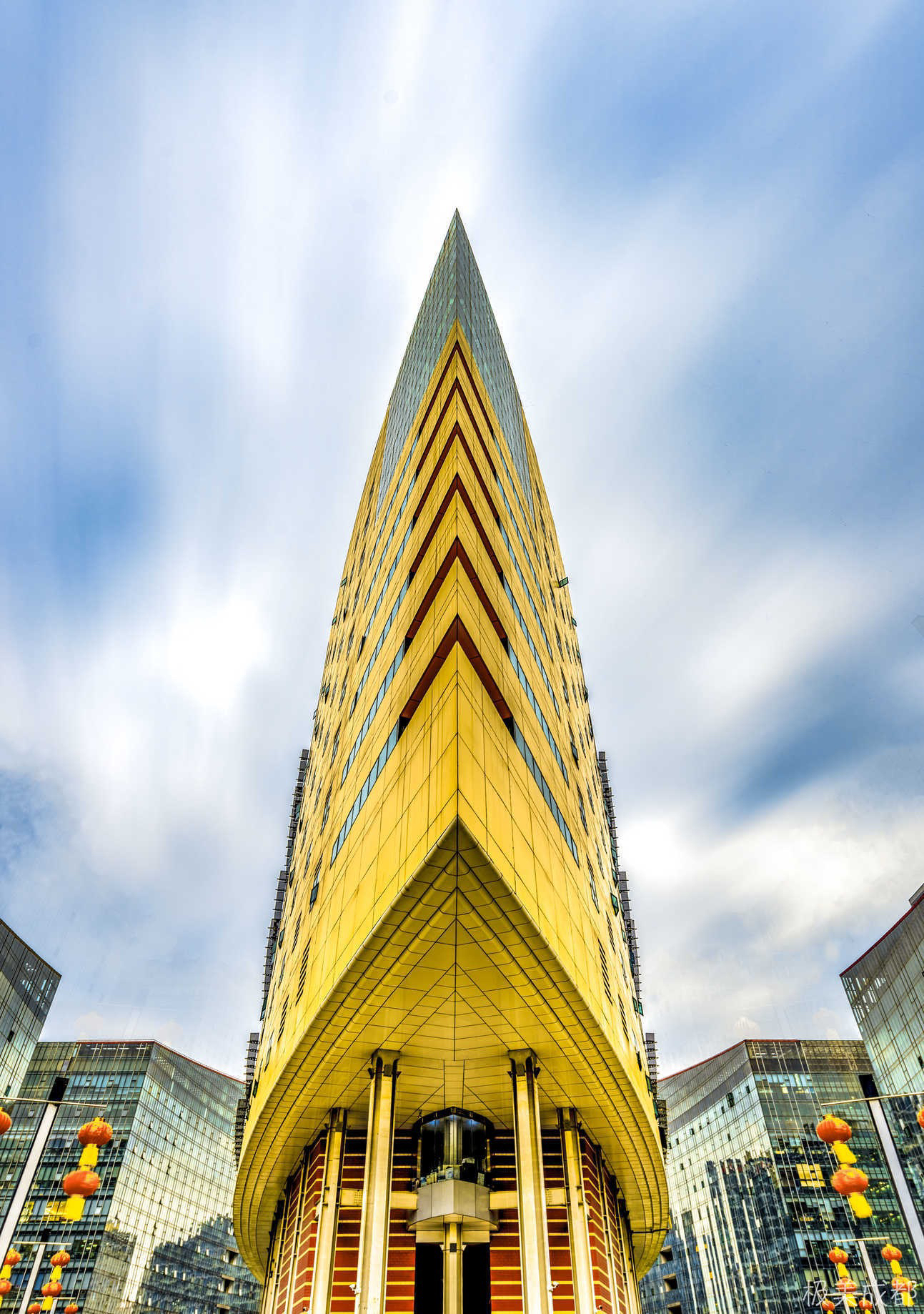 正文  在成都地铁1号线高新站附近,有一栋外形酷似帆船的大楼,有网友