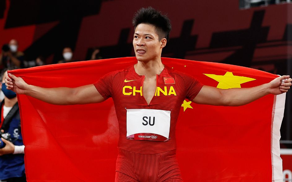 苏炳添百米决赛后身披国旗.