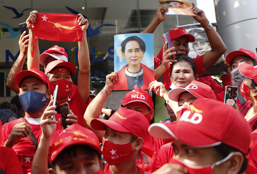  当地时间2021年2月1日，泰国曼谷，居住在泰国的缅甸人举行示威活动，手持缅甸领导人昂山素季的肖像，抗议军方扣押昂山素季等人。 澎湃影像 图