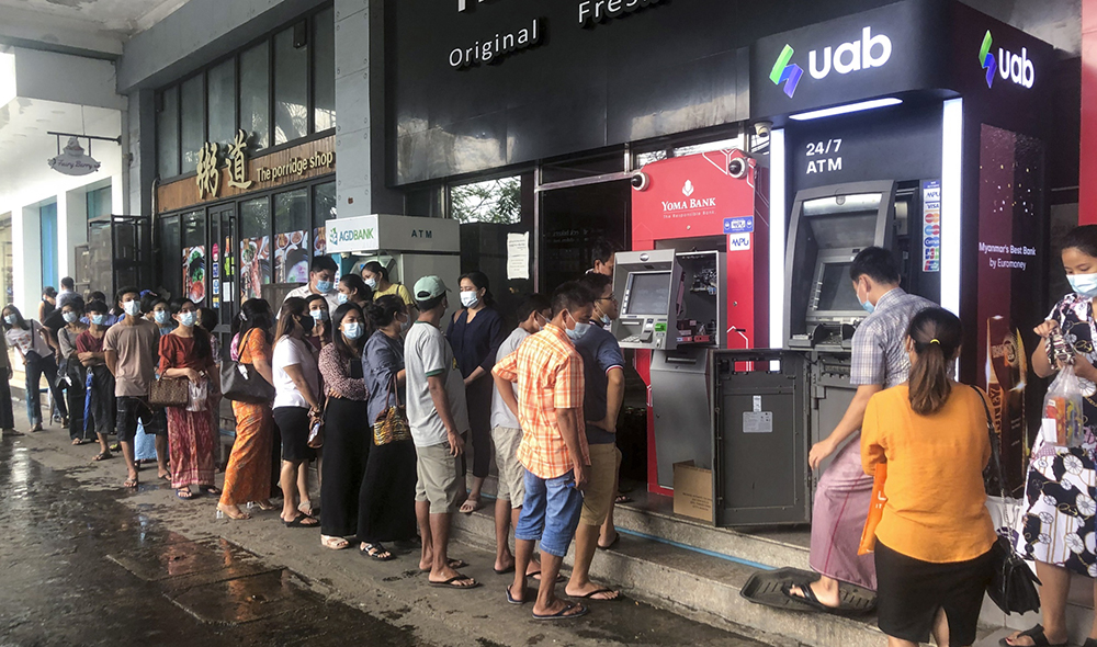  当地时间2021年4月29日，缅甸仰光，民众在自动取款机附近排队等待取款。澎湃影像 图