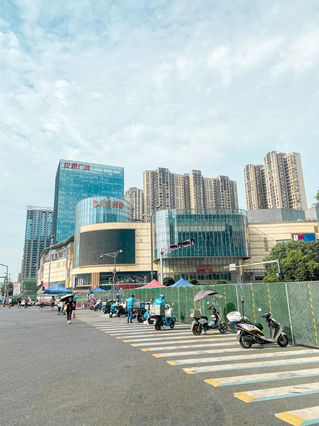 静悄悄的世豪广场早上8:30的大源地铁站外,几乎没有什么行人,只有偶尔