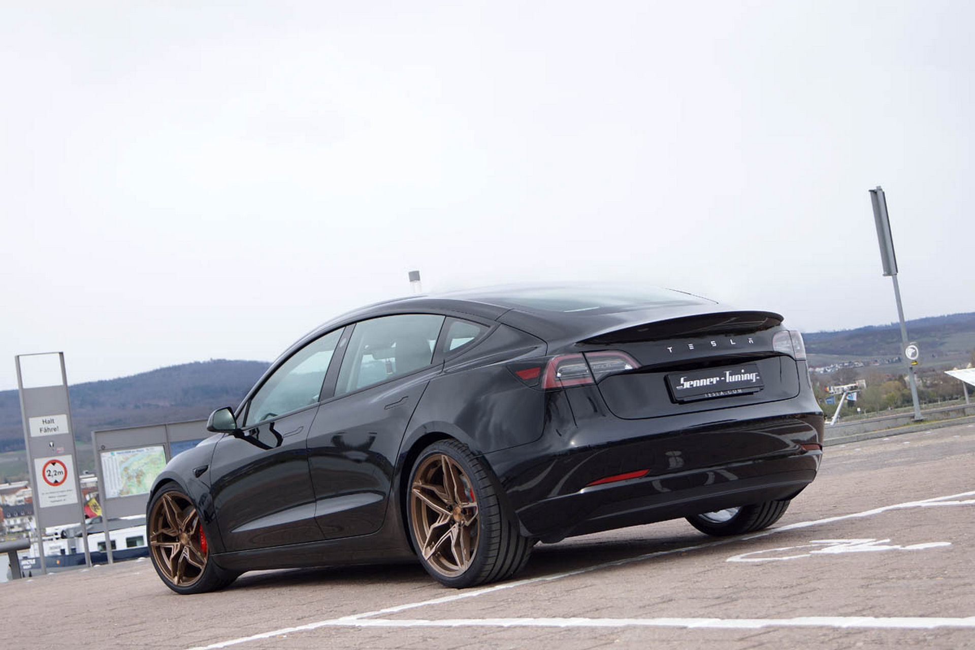 这里介绍的model 3搭配在senner的kharma轮毂上,前轮为20×9英寸,后轮