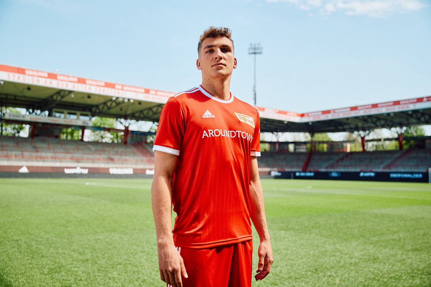 阿迪达斯发布柏林联盟2021/22赛季主场球衣