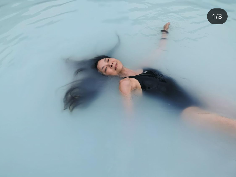 功夫女皇杨紫琼素颜照曝光小麦色皮肤眼袋明显包裹厚实显臃肿