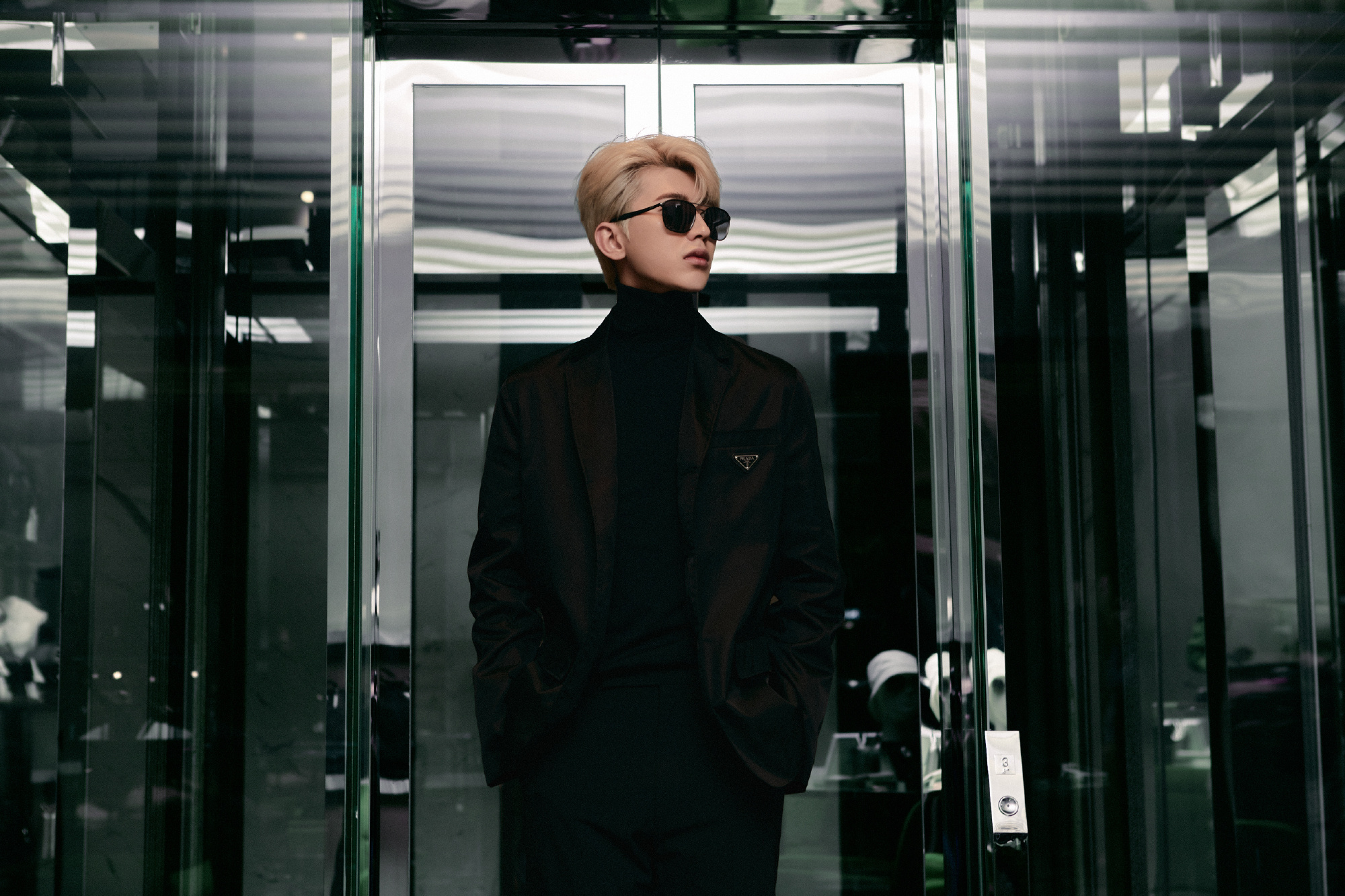 的身长比例,戴上墨镜散发"危险又迷人"的气息,冷郁小王子坤坤生日快乐