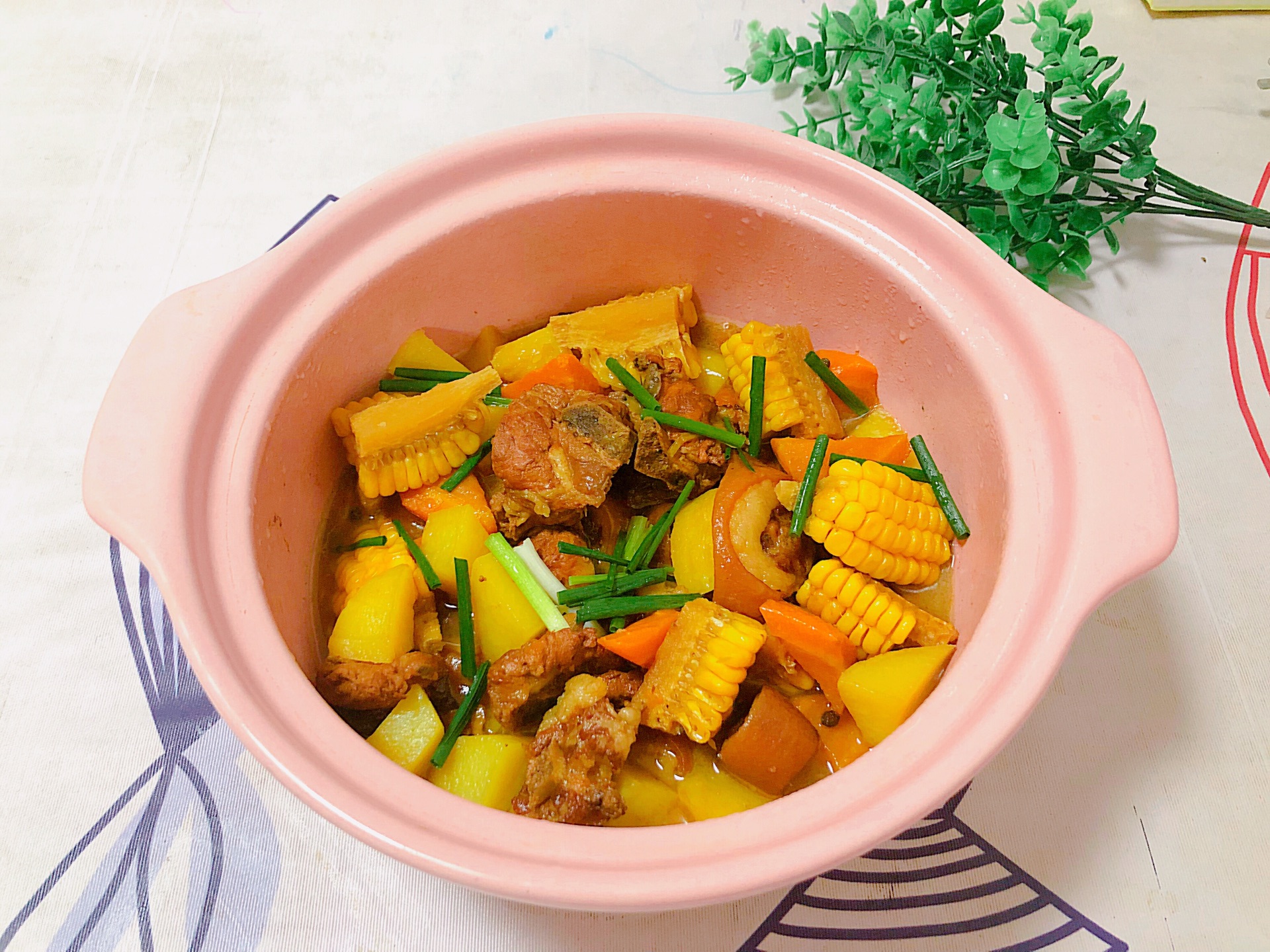 东北乱炖一锅出,怎个香字了得,排骨鲜香,土豆软糯,太好吃了