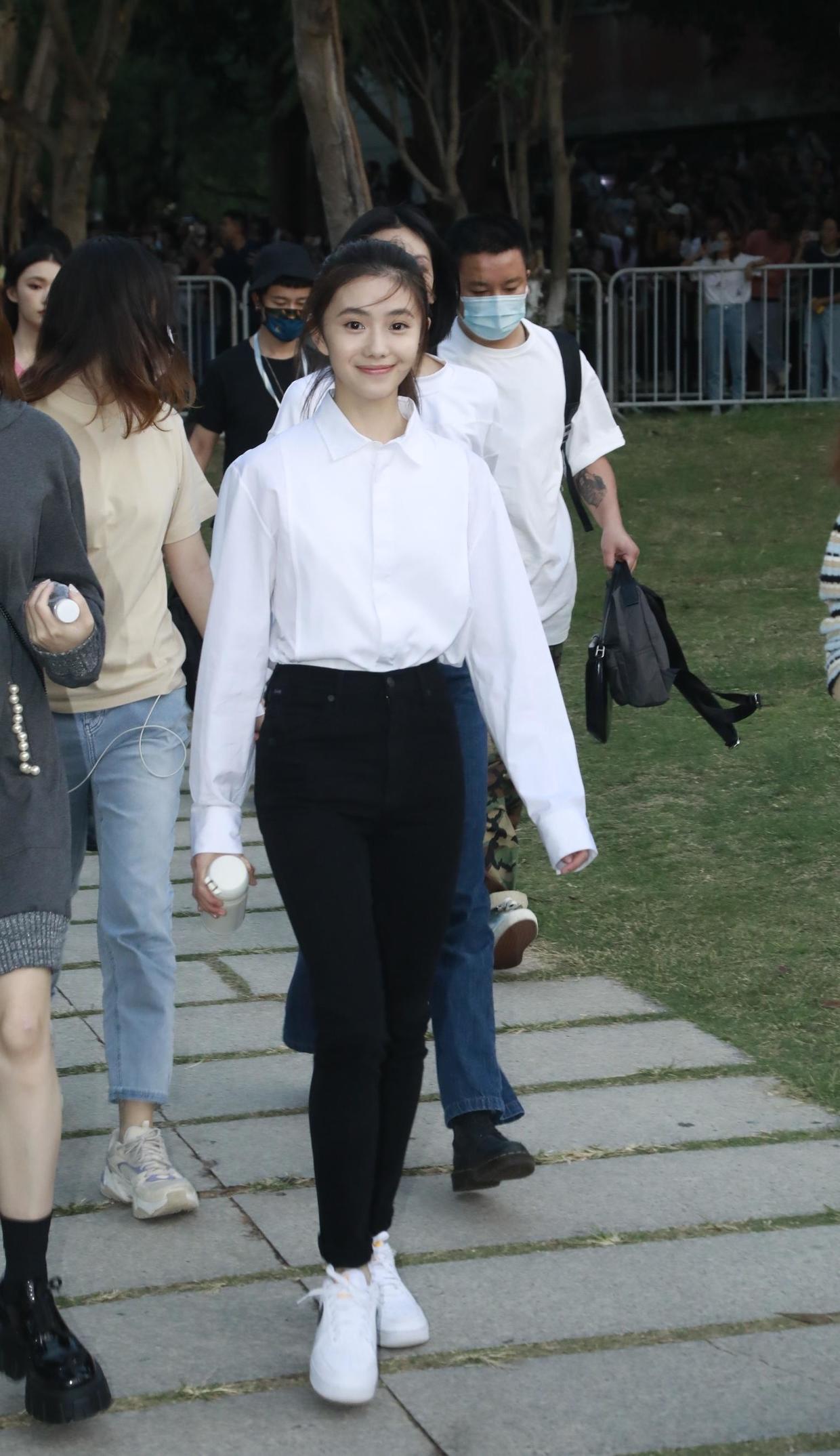 老谋子眼光毒辣刘浩存身穿碎花吊带裙青春靓丽气质清纯