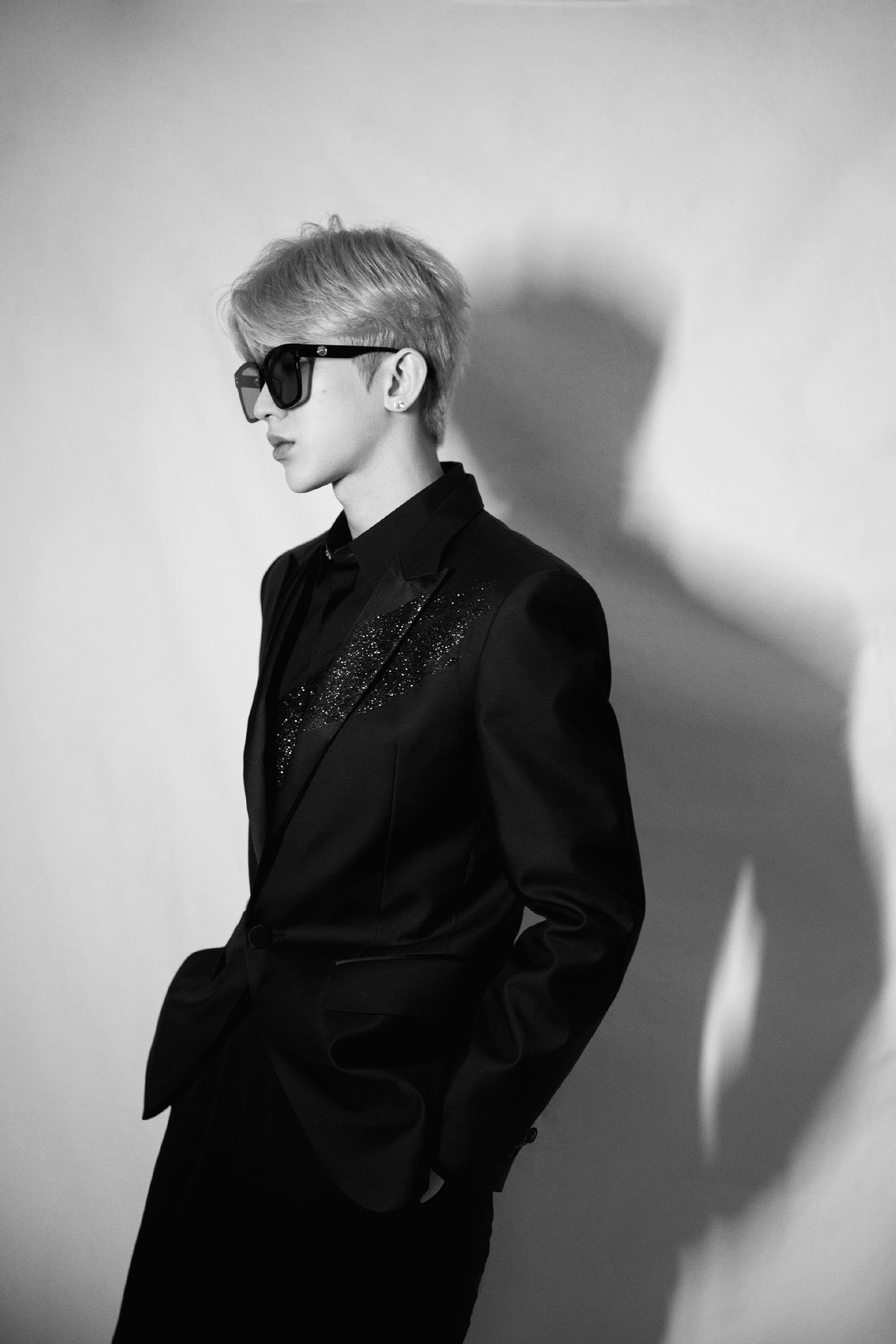 的身长比例,戴上墨镜散发"危险又迷人"的气息,冷郁小王子坤坤生日快乐