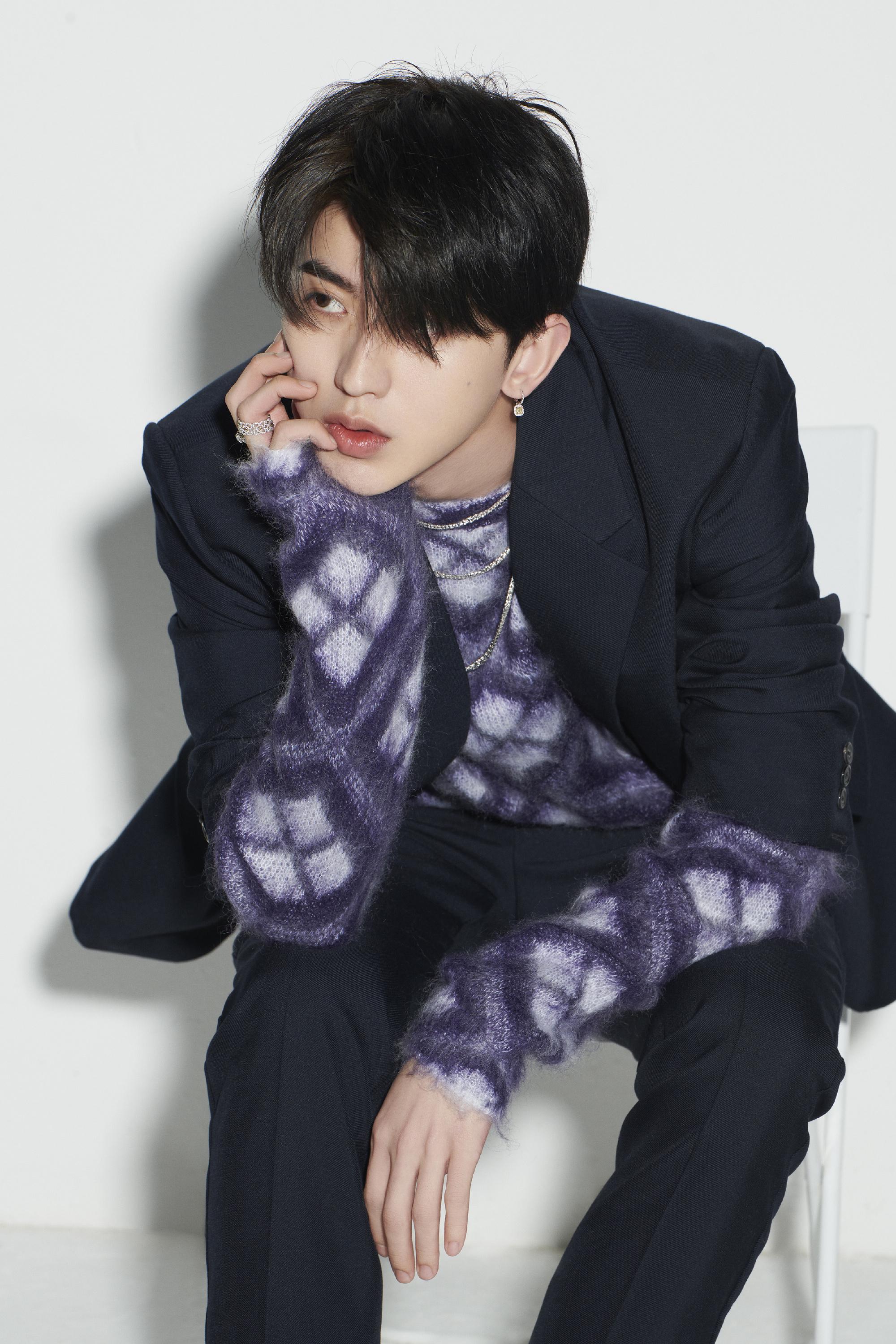 的身长比例,戴上墨镜散发"危险又迷人"的气息,冷郁小王子坤坤生日快乐