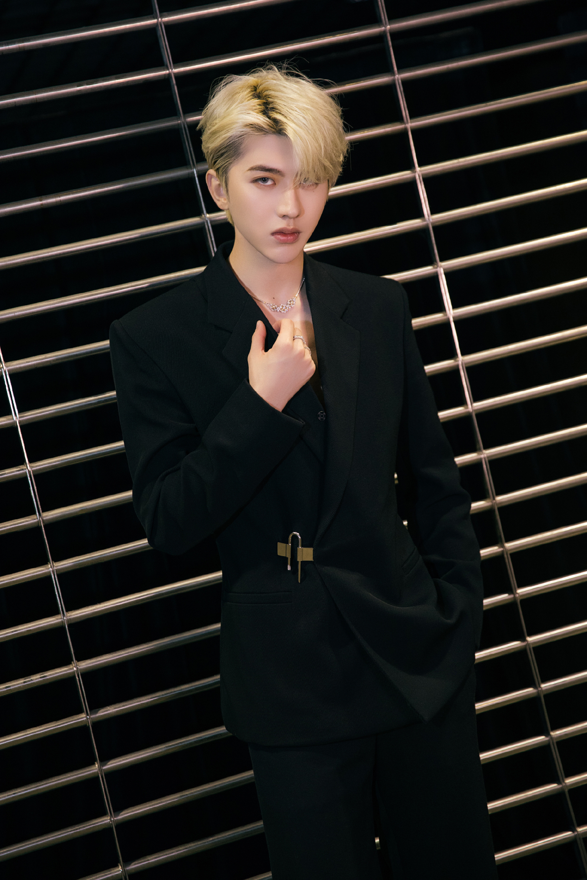 的身长比例,戴上墨镜散发"危险又迷人"的气息,冷郁小王子坤坤生日快乐