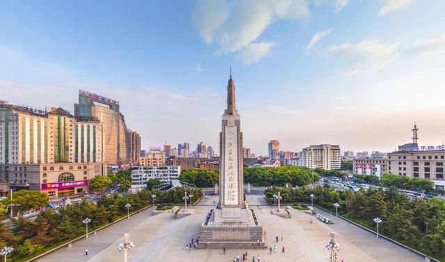 八一起义纪念塔坐落在广场中心,塔身上有纪念浮雕,记录了南昌起义