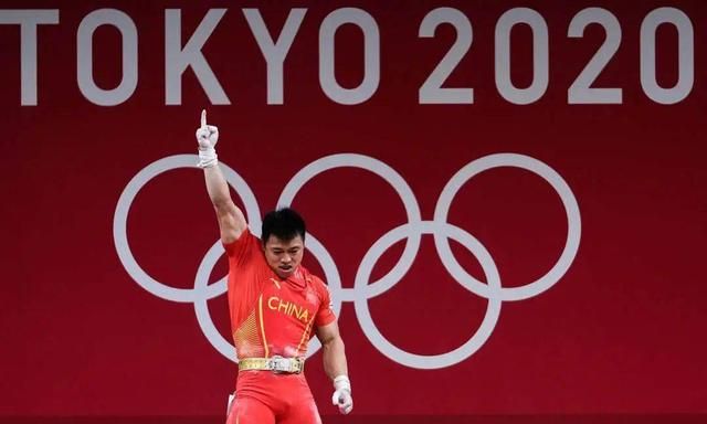 他获得的是东京奥运会举重男子组67公斤金牌