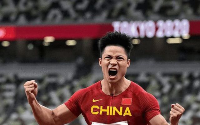 两代飞人传承!刘翔祝贺苏炳添进百米决赛：封神!9秒83!休闲区蓝鸢梦想 - Www.slyday.coM