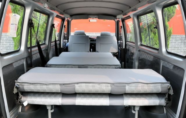 广东偶遇亮眼面包车,车价仅仅4万元,车牌却值两套房