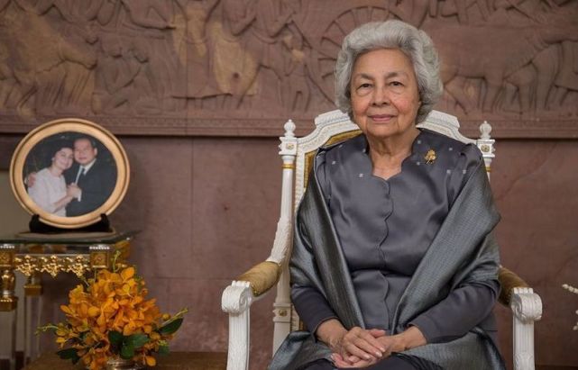 香风外套尽显名媛范,带富态娃娃脸超赞|柬埔寨|莫尼列|太后_新浪新闻