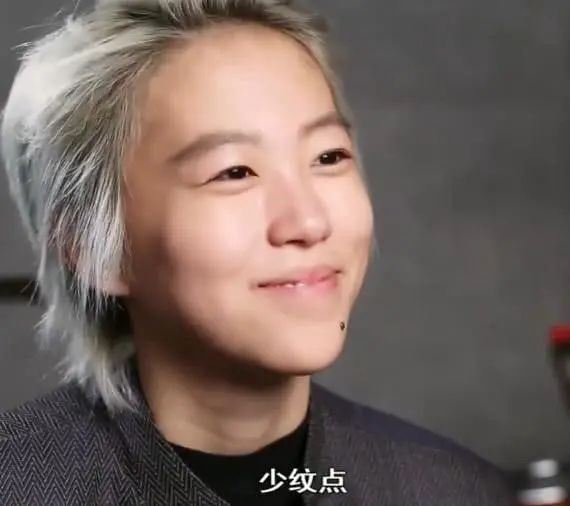 抽烟,纹身,这些看上去和女孩子不太沾边的事情,也被窦靖童学了一遍.