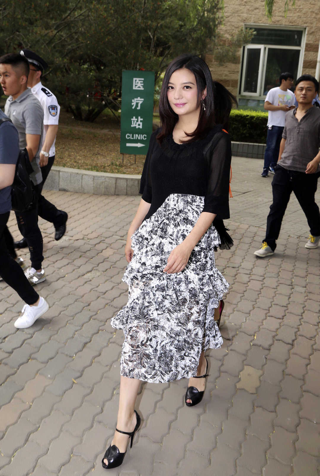 赵薇的机场私服穿搭真洋气,穿黑t恤配斜挎包,状态让同龄人羡慕