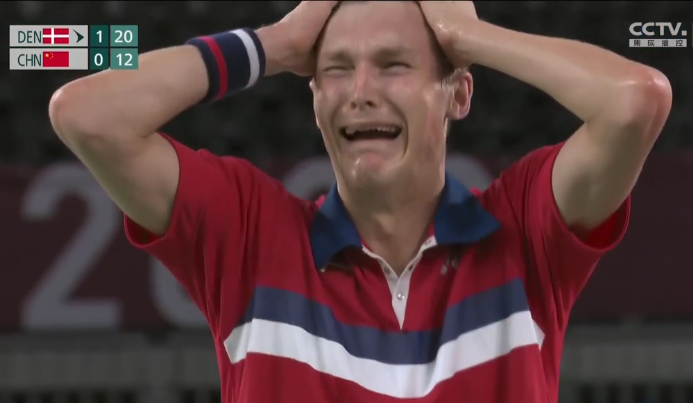 安赛龙夺冠后哭得像个孩子情绪失控抱头飙泪谌龙大气祝贺