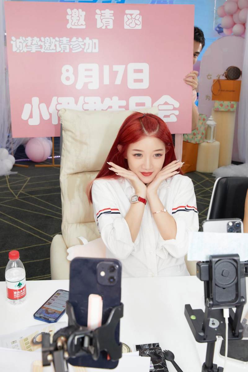 快手"夺金特卖季",主播小伊伊为爱降价嗨购全场|伊