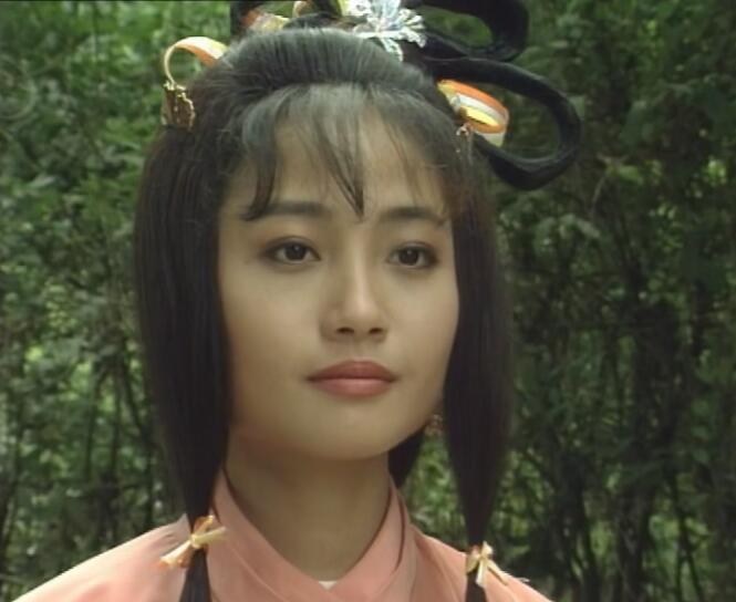 杨玉梅饰演女主李青鸾,发型百变,珠花和发带为主要饰品.