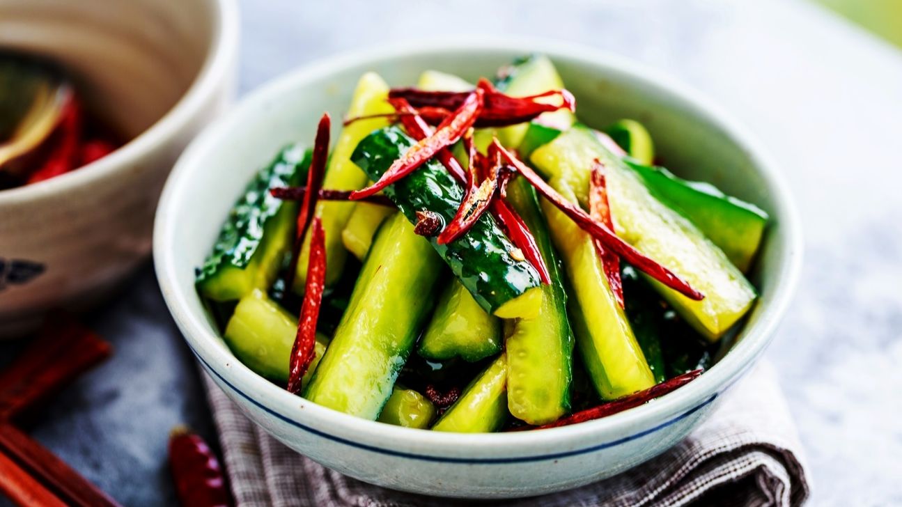 黄瓜切一切,做成麻辣黄瓜条,酸酸辣辣,开胃又美味,清爽下酒