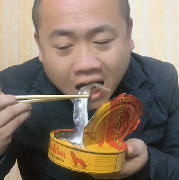 男子作死挑战鲱鱼罐头吃了一口后小伙崩溃了